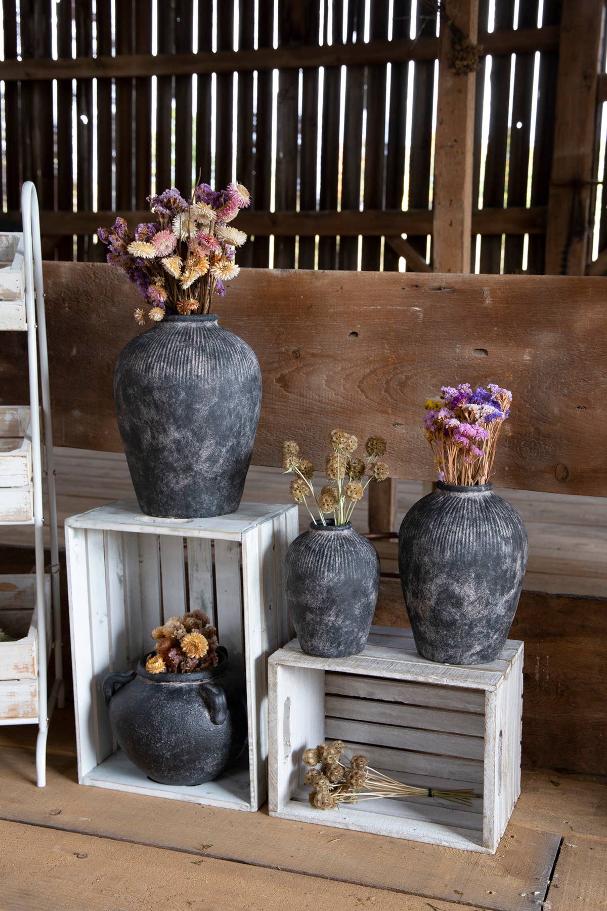 BLACK LOW ROUND TERRACOTTA VASE WITH HANDLES